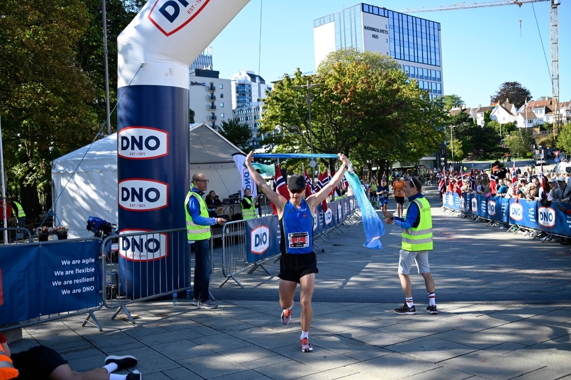 Karl Jonas Tronstad tar løyperekord på Stavanger Maraton